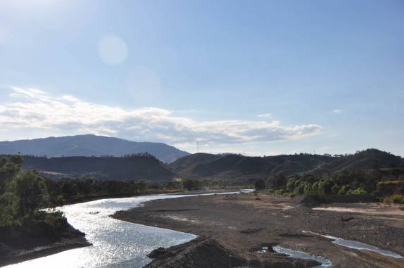 Cruzando rio no interior da Guatemala